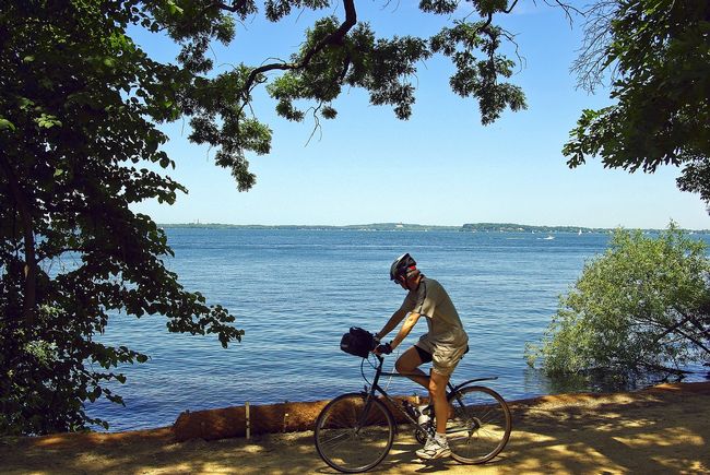 ciclista sul lago