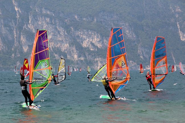 persone che fanno windsurf sul Lago di Garda