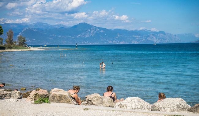 Persone in spiaggia sul Lago di Garda