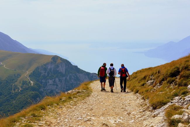 Persone che fanno trekking sul Lago di Garda