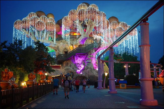L'albero di Prezzemolo illuminato per l'apertura serale di Gardaland