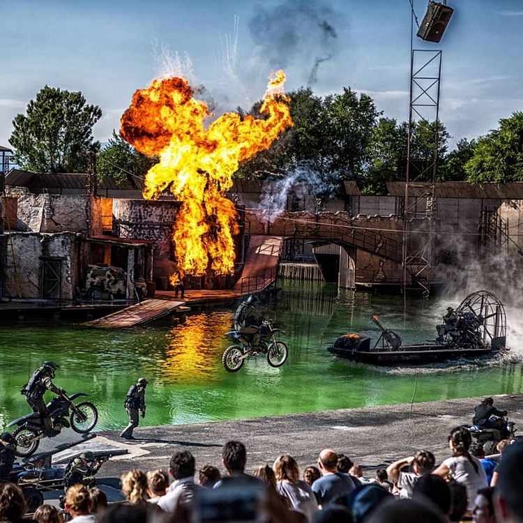 Esplosione e scene d'azione durante lo spettacolo U.S. Army Stunt Show a Movieland