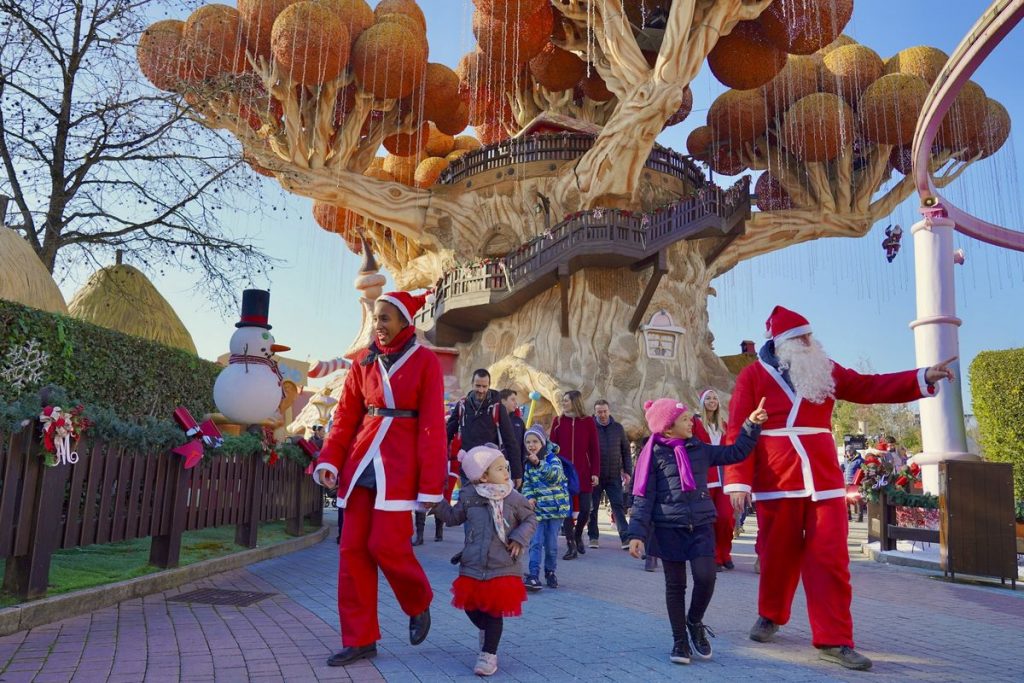 Babbi Natale e bambini a Fantasy Kingdom durante l'evento Gardaland Magic Winter