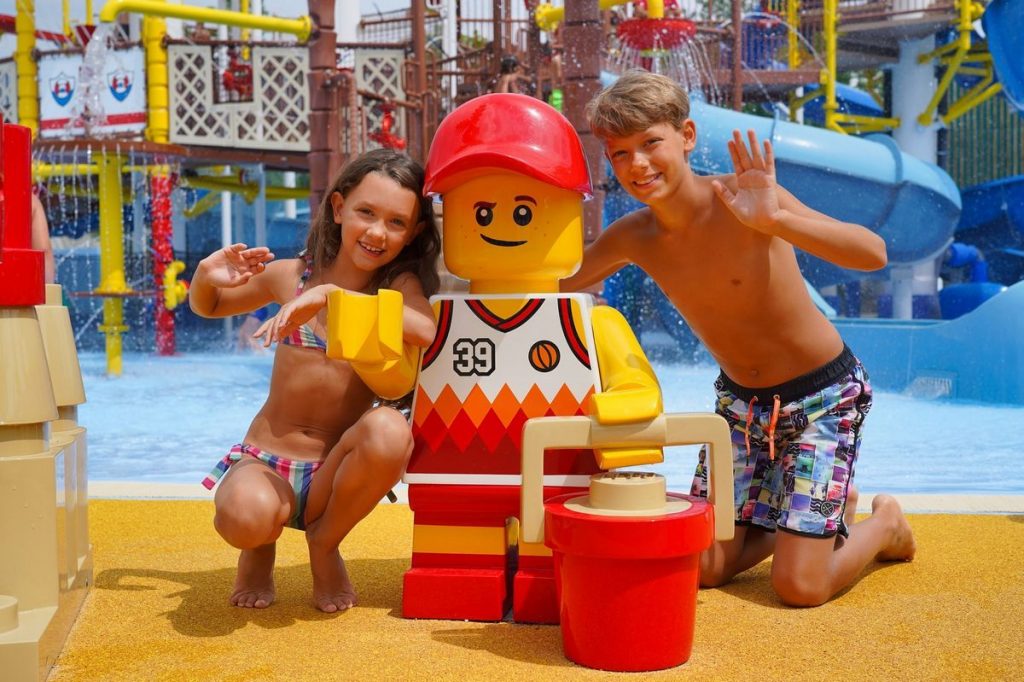 Bambini al parco acquatico Legoland di Gardaland