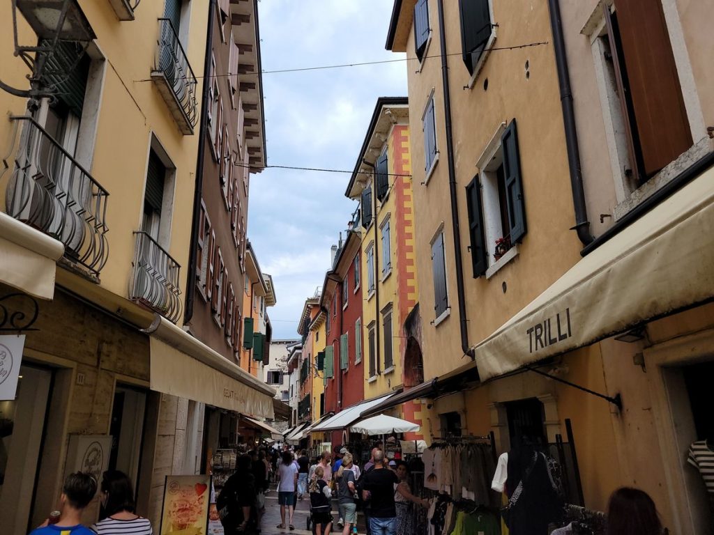 Centro storico di Garda, le vie dello shopping