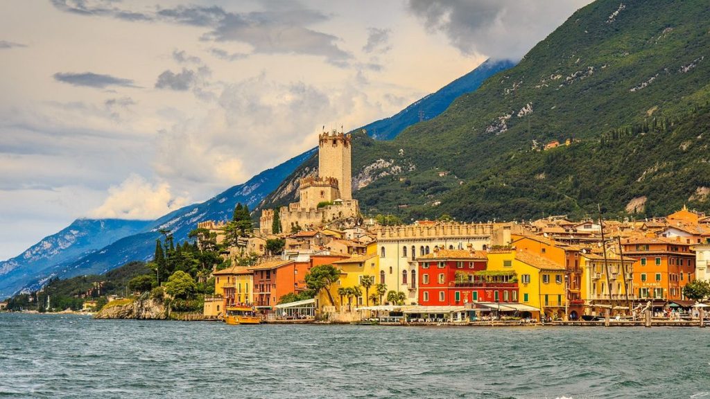Vista panoramica di Malcesine, località turistica del Lago di Garda