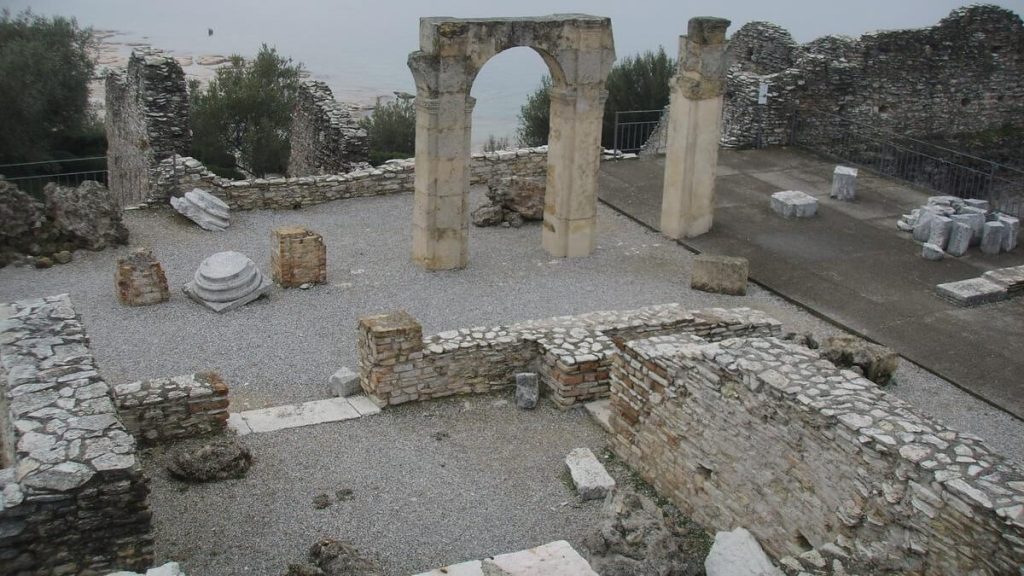 Resti della villa romana alle Grotte di Catullo di Sirmione