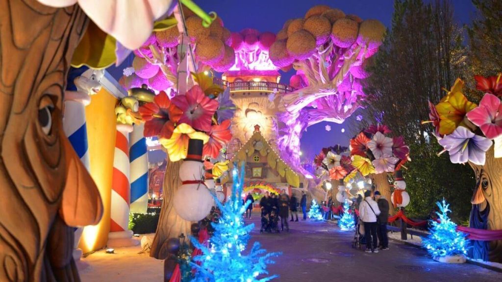 Area Fantasy Kingdom di Gardaland Park illuminata per Natale durante l'apertura invernale Gardaland Magic Winter