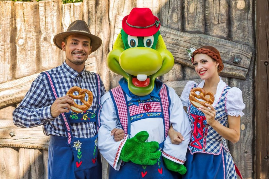 Gardaland Oktoberfest: la mascotte prezzemolo, un ragazzo e una ragazza con i costumi bavaresi tipici della festa della birra