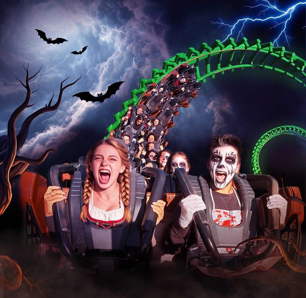 Ragazzi e ragazze vestiti da mostri e zombie provano le montagne russe di Gardaland durante l'evento Summerween che unisce l'allegra dell'Oktoberfest ai brividi di Halloween